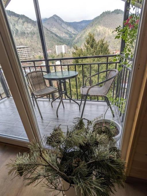 Апартаменты Unforgettable Attic With Balcony In Боржоми Экстерьер фото